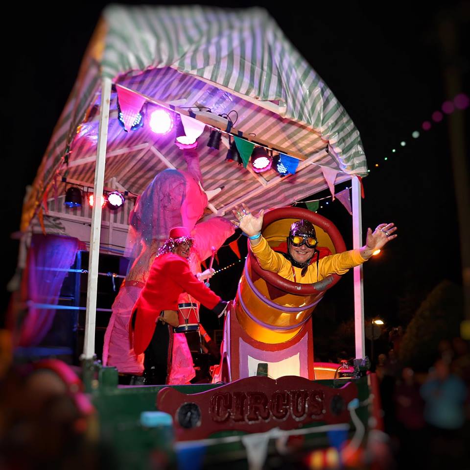 Jonathan Helps – Parade floats