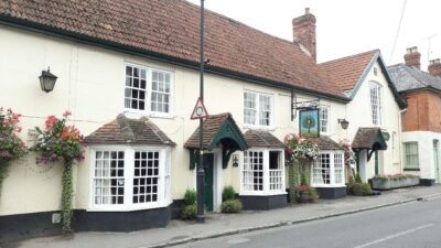 l483_5252_Front-of-The-Royal-Oak-Pewsey